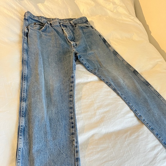 VINTAGE | HIGH WAISTED | STRAIGHT LEG | LIGHT-MEDIUM WASH | WRANGLER JEANS - Picture 4 of 4